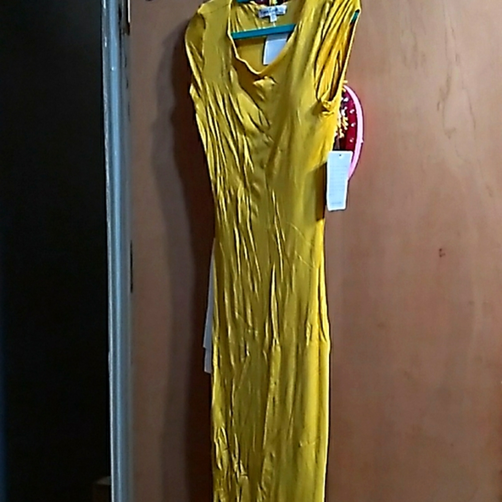 Slim fit the dress is lined